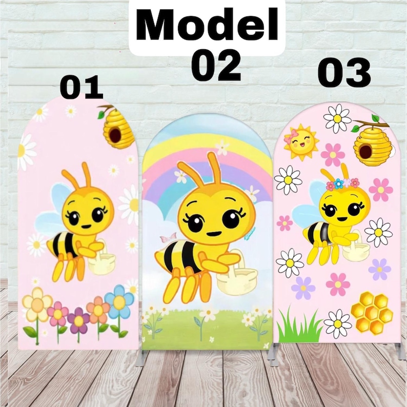 Puede incluir: Tres exhibidores de fondo arqueados con abejas de dibujos animados. Cada exhibidor tiene un fondo diferente: rosa con flores, un arco&iacute;ris y rosa con un sol y flores. El texto "Model 02" y los n&uacute;meros "01" y "03" est&aacute;n en la parte superior.