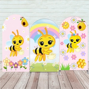 Puede incluir: Tres paneles arqueados con abejas de dibujos animados. Cada abeja es amarilla y negra, sosteniendo una cesta. Los fondos incluyen una escena floral rosa, un arco&iacute;ris y un d&iacute;a soleado con un panal. Los paneles est&aacute;n sobre soportes met&aacute;licos.