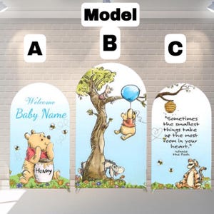 K&ouml;nnte beinhalten: Drei bogenf&ouml;rmige Kulissen im Winnie-the-Pooh-Design. Kulisse A zeigt Winnie Puuh mit dem Text "Welcome Baby Name". Kulisse B zeigt Winnie Puuh mit einem Ballon. Kulisse C hat ein Zitat und Tigger.