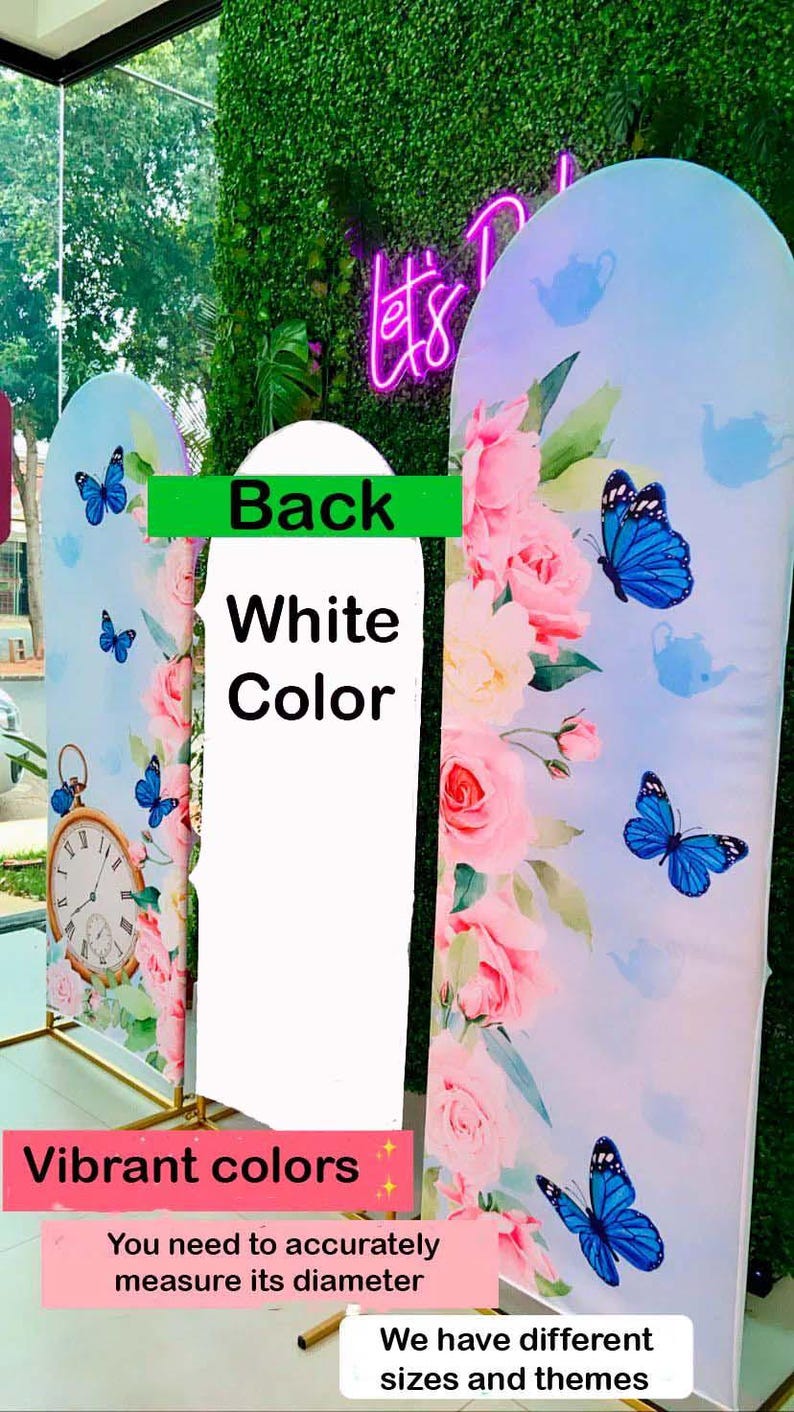 K&ouml;nnte beinhalten: Drei dekorative Paneele mit Blumen- und Schmetterlingsmotiven. Die Paneele zeigen rosa Rosen, blaue Schmetterlinge und eine Taschenuhr. Auf den Paneelen steht "Back", "White Color" und "Vibrant colors".