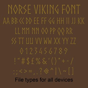 Può includere: Uno sfondo marrone mostra un carattere norreno vichingo dorato. Il carattere include lettere maiuscole e minuscole, numeri e simboli. Il testo "NORSE VIKING FONT" è in alto e "File types for all devices" in basso.