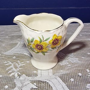 Cremeira de leite de cerâmica com flor vintage