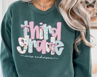 Komfortfarben Name für die dritte Klasse Lehrer Shirt, 3.Klasse Lehrer Zurück in der Schule Kokette T-Shirt Geschenk, dritte Klasse Lehrer Sweatshirt