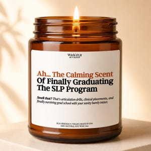 Puede incluir: Una vela encendida en un frasco de vidrio ámbar con una etiqueta blanca que dice Wick'd Lit by Valenti, Ah... The Calming Scent Of Finally Graduating The SLP Program, y Smell that? That's articulation drills, clinical placements, and finally surviving grad school with your sanity barely intact. 100% Natural Soy Wax | 113g.