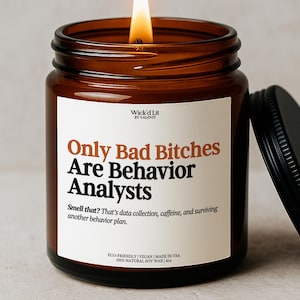 Peut inclure: Une bougie allumée dans un pot en verre brun avec un couvercle noir. L'étiquette blanche porte le texte "Only Bad Bitches Are Behavior Analysts". La bougie est faite de cire de soja 100% naturelle et pèse 113g.