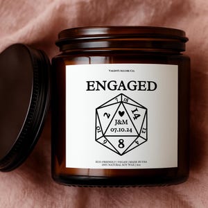 Personalised Engaged Dice DnD Candle Gift, DnD Dungeon Master Candle, Custom Engagement DnD D20 Gift, Wedding Gift Dungeons and Dragons Gift