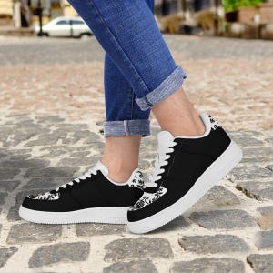 Floral schwarze Rose Sneakers, Unisex Schuhe, mit Blumen bedruckte Sneakers, stilvolle Geschenkoption