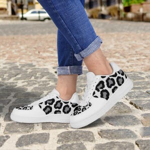 White Low Top Sneakers with Leopard Decoration – Unisex Animal Print Shoes, Trendy & Fashionable Footwear