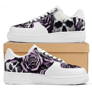 Schädel & Lila Rosen Low Top Sneakers: Künstlerischer Street Style