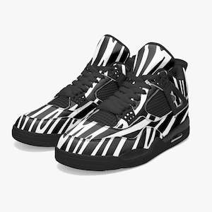 Schwarz und Weiß gestreifte Basketball-Turnschuhe - schwarze Sohle, Hochleistungs-Schuhe, stilvolle Basketball-Schuhe