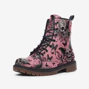 Stivali rosa con teschio e farfalla, leggeri e casual, in pelle, per donna, stivaletti alla caviglia floreali gotici, scarpe femminili audaci con teschio, regalo per lei