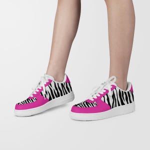 Low Top Unisex Sneakers with Tiger Decoration and Pink Accents – Trendy Animal Print Shoes, Stylish Casual Footwear