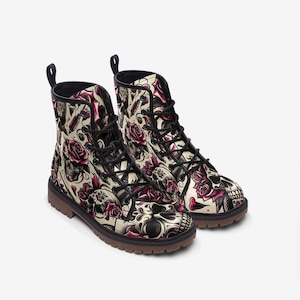 Stivali casual in similpelle da donna con teschi e rose rosa, scarpe alla moda in stile gotico, per un look gotico alla moda