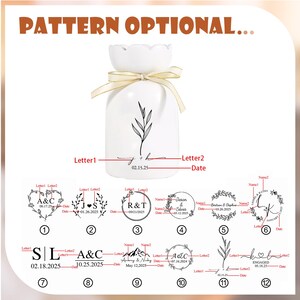 Może przedstawiać: Biały ceramiczny wazon z falistym wierzchem, zawiązany złotą wstążką. Wazon ma czarny wz&oacute;r liści i napis "PATTERN OPTIONAL...". Poniżej wazonu pokazano kilka opcji projektu.