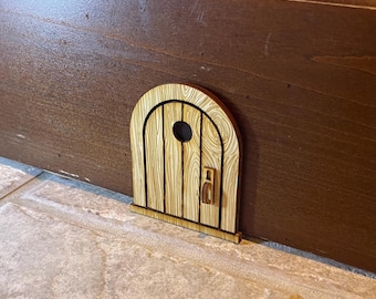 Miniature Lil Mouse Door Decor: Whimsical Wood (3 inch)