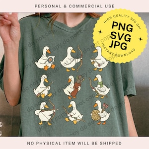 Puede incluir: Una camiseta verde salvia con un diseño caprichoso de patos de dibujos animados practicando tiro con arco. Los patos se representan con arcos, flechas y dianas. También se ve el texto "PERSONAL & COMMERCIAL USE" y "NO PHYSICAL ITEM WILL BE SHIPPED".