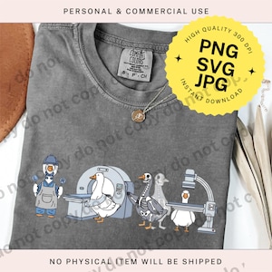 Pode incluir: Camiseta cinza com um design divertido de gansos em funções médicas, incluindo um ganso com roupa de trabalhador da construção, um ganso passando por uma tomografia computadorizada e um esqueleto de ganso. A camisa inclui o texto "PNG SVG JPG Instant Download".