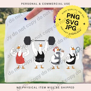 Puede incluir: Camiseta blanca con cuatro gansos de dibujos animados en poses de fitness. Uno flexiona, otro levanta una barra, un tercero bebe de una botella y el último se mira en un espejo. Texto: "PNG SVG JPG INSTANT DOWNLOAD".