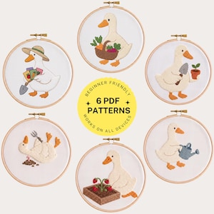 Op de afbeelding: Zes ronde borduurringen met kruissteekontwerpen van witte eenden die tuinieren. Een gele cirkel in het midden bevat de tekst: BEGINNER FRIENDLY 6 PDF PATTERNS WORKS ON ALL DEVICES. De eenden houden tuingereedschap, manden en planten vast.