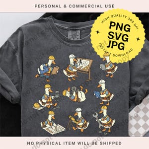 Può includere: Maglietta a maniche lunghe grigio scuro con un design a cartoni animati di anatre operaie. Le anatre indossano caschi e giubbotti di sicurezza e sono impegnate in varie attività di costruzione. La maglietta ha anche il testo "PNG SVG JPG Download istantaneo".