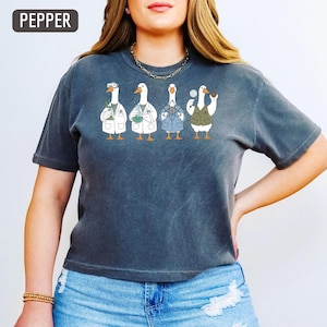 Science Goose Crop Top For Teacher Gift Funny Professor Cropped Tee Vintage Style Chemistry Lover Whimsical Student STEM Humor Graduation