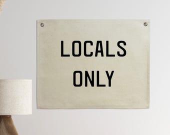 Banner de lona "Somente para moradores locais" | Decoração de parede para casa de praia