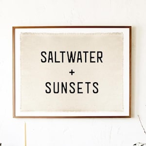 Póster de lienzo con temática de agua salada y atardeceres, fuente de 3 colores, bandera de surf, pancarta decorativa de pared costera, arte de pared playero.