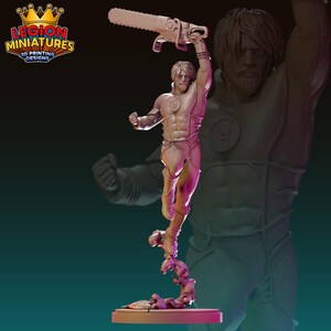 Op de afbeelding: Een 3D-geprinte miniatuur van een gespierde figuur die een kettingzaag omhoog houdt. De figuur staat in een dynamische pose, met een gedetailleerd lichaam en een gestileerde basis. Het logo "LEGION MINIATURES 3D PRINTING DESIGNS" is zichtbaar.