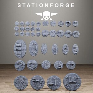 Könnte beinhalten: Eine Sammlung grauer, texturierter Miniaturbasen in verschiedenen runden und ovalen Formen mit detaillierten Trümmern, Steinmustern und Schutt. Der Text STATIONFORGE ist oben aufgedruckt, darunter ein weißes Totenkopf- und Amboss-Logo.