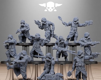 Op de afbeelding: Een verzameling grijze miniatuur soldaten in militaire uniformen, helmen en gasmaskers, met diverse wapens en gereedschappen. De figuren zijn gerangschikt op een gelaagde display, met de tekst "STATIONFORGE" en een schedel logo.
