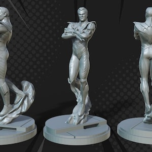 Op de afbeelding: Drie grijze beelden van een mannelijke figuur in een superheldenpose, die elk een andere hoek laten zien. De figuur heeft de armen gekruist, draagt een nauwsluitend pak en staat op een ronde basis met een gestileerd ontwerp. De beelden worden tegen een donkere achtergrond getoond.