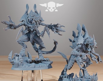 Może przedstawiać: Dwie szare, szczegółowe miniaturowe figurki obcych stworzeń. Jedna figurka stoi na przezroczystym stojaku, druga na skalistej podstawie. Figurki mają wiele ramion, pazurów i kolczastych detali. U góry znajduje się napis "STATIONFORGE".