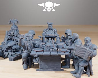Op de afbeelding: Een groep grijze plastic miniatuurfiguren die rond een tafel zitten, sommigen houden bekers vast, een speelt accordeon en een houdt een bord met eten vast. De figuren dragen allemaal militaire kleding. De tekst "STATIONFORGE" is zichtbaar bovenaan de afbeelding.