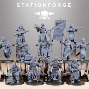 Może przedstawiać: Zestaw 12 szarych plastikowych figurek miniaturowych żołnierzy w hełmach i zbrojach. Figurki są w różnych pozach akcji, trzymając broń i inne przedmioty. Figurki stoją na małych czarnych podstawkach. Figurki są częścią gry bitewnej na planszy.