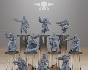 Op de afbeelding: Een verzameling grijze miniatuurfiguren van krijgers, elk geposeerd met wapens en harnassen. De figuren worden weergegeven op transparante stands, met de tekst "STATIONFORGE" en een schedellogo bovenaan.