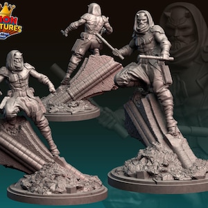 Op de afbeelding: Drie grijze miniatuurfiguren van een krijger met een gehoornd masker en een capuchon, die een staf vasthoudt. De figuren poseren op een afbrokkelende stenen structuur. Het Legion Miniatures-logo staat linksboven.