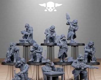 Op de afbeelding: Een verzameling grijze miniatuurbeeldjes van soldaten in verschillende poses. Sommigen zitten, anderen staan met wapens of gereedschap. De tekst "STATIONFORGE" staat bovenaan, samen met een logo van een schedel en vleugels. De beeldjes staan op zwarte voetstukken.