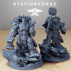 Pode incluir: Duas figuras em miniatura de plástico cinza de guerreiros espaciais vestindo armadura com um logotipo de caveira e ossos cruzados. As figuras estão segurando martelos grandes e estão em pé em bases rochosas.