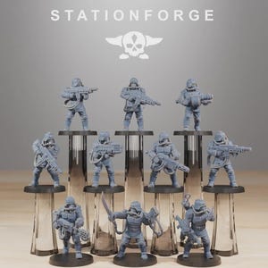 Puede incluir: Una colección de figuras de soldados en miniatura grises, cada una armada y con casco. Las figuras están dispuestas sobre soportes transparentes, con el logotipo "STATIONFORGE" y un emblema de calavera en la parte superior.