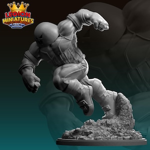 Könnte beinhalten: Graue 3D-gedruckte Figur eines Superhelden in dynamischer Laufpose. Die Figur ist muskulös und detailliert, trägt ein Kostüm mit Helm und Stiefeln. Die Basis ist ein strukturiertes, felsiges Gelände. Das Logo "LEGION MINIATURES 3D PRINTING DESIGNS" ist sichtbar.