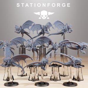 Può includere: Una collezione di figurine grigie di creature alate su supporti trasparenti. Le figurine presentano dettagli elaborati e sono disposte in gruppo. Il testo "STATIONFORGE" e un logo a forma di teschio sono in alto.