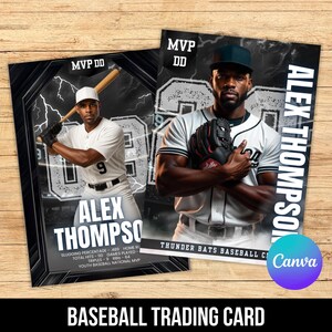 Puede incluir: Dos tarjetas de béisbol con un jugador con uniforme blanco con el nombre "Alex Thompson". Las tarjetas tienen un diseño en blanco y negro con el texto "MVP DD" y "Baseball Trading Card".