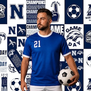 Peut inclure: Un maillot à manches courtes bleu roi avec un col rond et des bords de manches blancs, arborant le numéro 21 en blanc sur la poitrine. Le maillot est porté par une personne tenant un ballon de football noir et blanc sur un fond à motifs sportifs.
