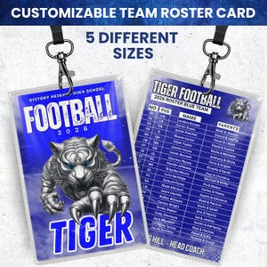 Puede incluir: Tarjetas de lista de equipo de fútbol personalizables. Las tarjetas están en un soporte de plástico transparente y presentan un gráfico de tigre azul y blanco. El texto incluye "Football 2026" y "Tiger Football". Las tarjetas vienen en 5 tamaños diferentes.