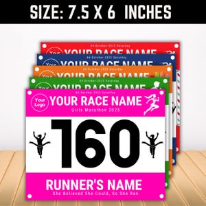 Może przedstawiać: Stos numerów startowych w różnych kolorach, w tym czerwonym, niebieskim, pomarańczowym, zielonym i różowym. Różowy numer startowy zawiera tekst "YOUR RACE NAME" i numer "160". Numery startowe mają wymiary 19.05 cm x 15.24 cm.