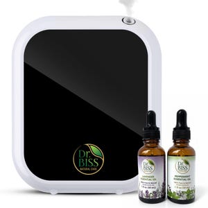 Pode incluir: Um difusor de óleos essenciais branco com um painel frontal preto, acompanhado por duas garrafas de óleo essencial de 30 ml. Uma garrafa é rotulada como "Lavender Essential Oil", a outra como "Peppermint Essential Oil". O logotipo da marca "Dr. Biss Natural Care" é visível.
