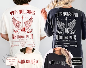 Anpassad bröllopsturné-t-shirt, gitarrvingar grafisk t-shirt, bröllopsfestgåvor, nygift konsertband-t-shirt, konsertbröllopsturnépresent