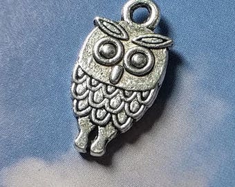 SALE, 10 owl pendants, silver tone, 18mm