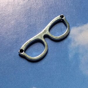 10 glasses pendants/connectors, two holes, silver tone, 29mm