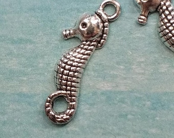 SALE, 10 seahorse charms, silver tone, 22mm